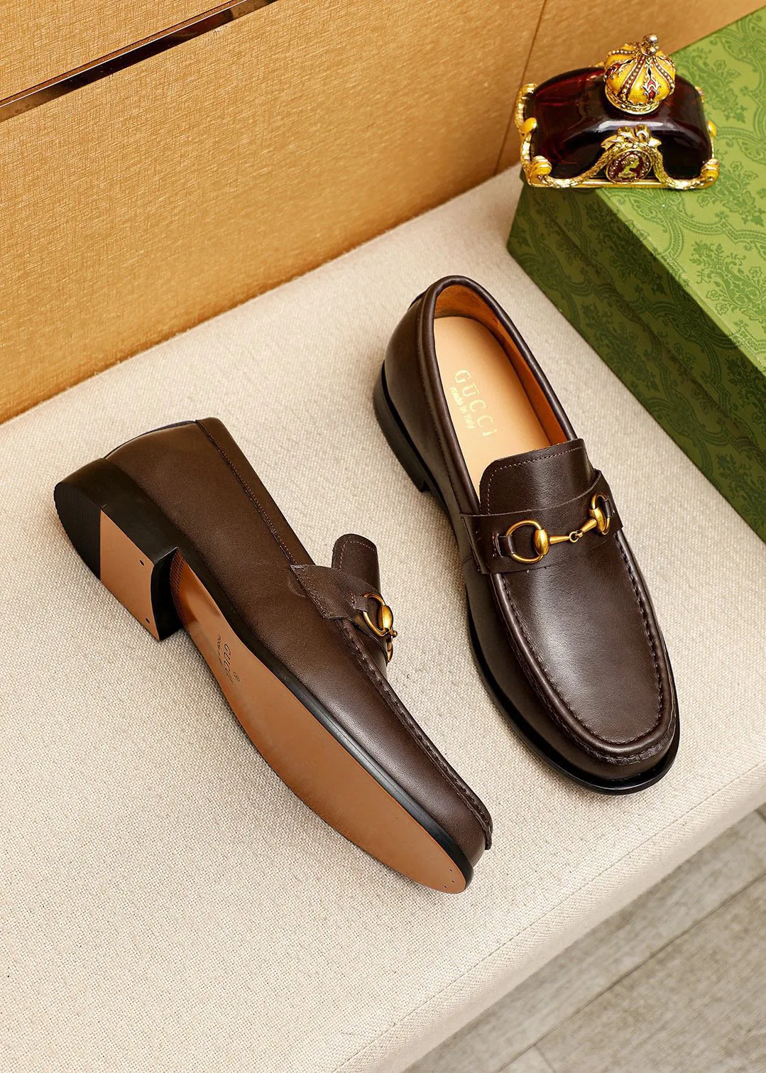 Men's shoes 💰460 💐 Product trademark: GUCCI "Gucci" casual leather shoes Regular size: 38-44 (45.46.47🉑️customized) Product materials: Selected imported first-layer calfskin upper + classic hardware buckle, imported cowhide leather lining. Strong three-dimensional visual effect, original combination outsole Color: 2⃣️colors available